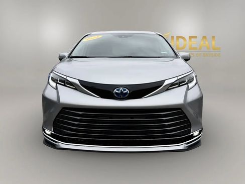 Used 2024 Toyota Sienna Limited image 2