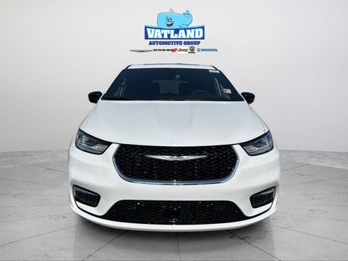 New 2026 Chrysler Pacifica Limited image 8