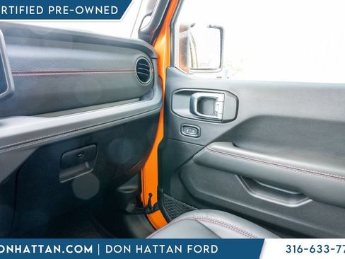 Used 2025 Jeep Wrangler Unlimited Rubicon w/ Convenience Group AWD/4WD image 17