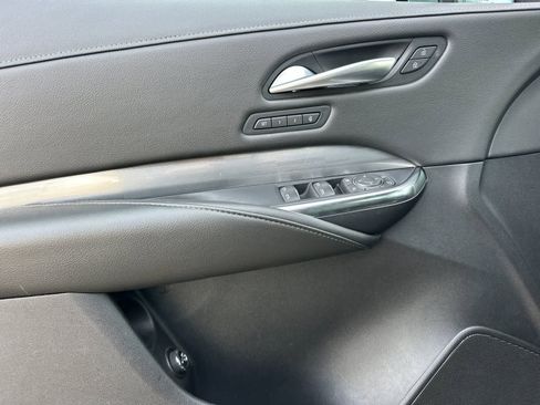 Used 2025 Cadillac XT4 Premium Luxury image 12