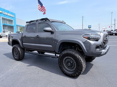 Used 2020 Toyota Tacoma TRD Sport w/ TRD Premium Sport Package RWD image 2