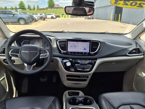 Used 2023 Chrysler Pacifica Touring-L FWD image 19