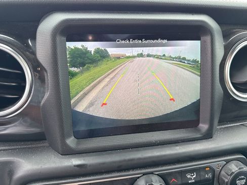 Used 2022 Jeep Wrangler Unlimited Sahara AWD/4WD image 8