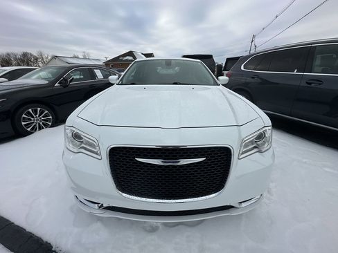 Used 2019 Chrysler 300 Touring w/ Driver Convenience Group image 17