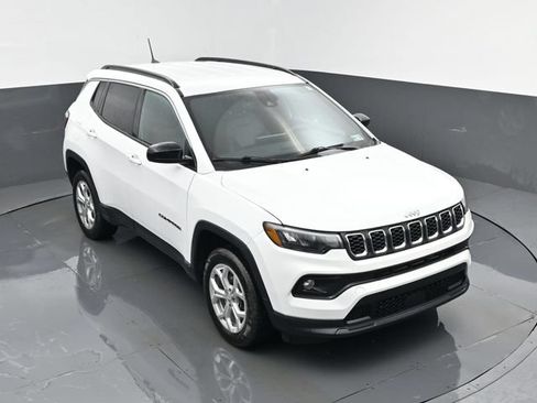 Used 2024 Jeep Compass Latitude AWD/4WD image 18