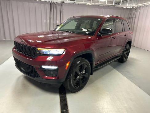 Used 2025 Jeep Grand Cherokee Limited w/ Luxury Tech Group II AWD/4WD image 3