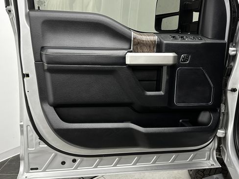 Used 2019 Ford F250 Lariat w/ Chrome Package image 11