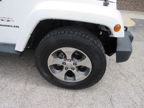 Used 2016 Jeep Wrangler Sahara w/ Connectivity Group AWD/4WD image 32