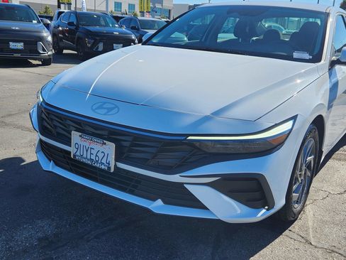 Used 2025 Hyundai Elantra Hybrid FWD image 10
