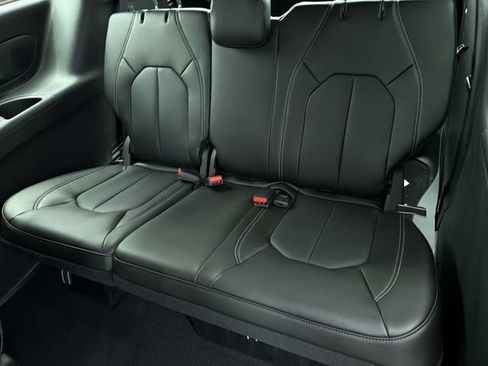 New 2027 Chrysler Pacifica Select FWD image 18