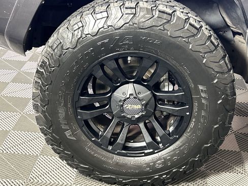 Used 2017 Toyota 4Runner SR5 AWD/4WD image 9
