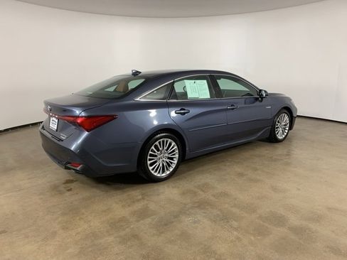 Used 2020 Toyota Avalon Limited image 8