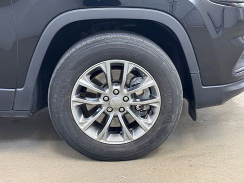 Used 2019 Jeep Cherokee Latitude Plus w/ Cold Weather Group image 4