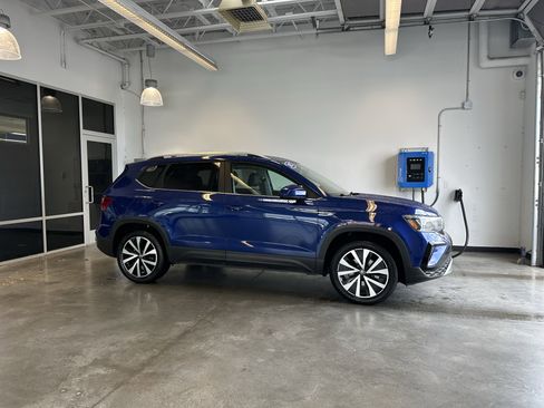 Used 2022 Volkswagen Taos SE image 1