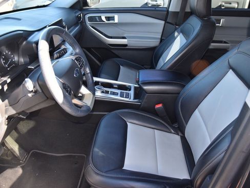 Used 2022 Ford Explorer XLT w/ Equipment Group 202A image 9