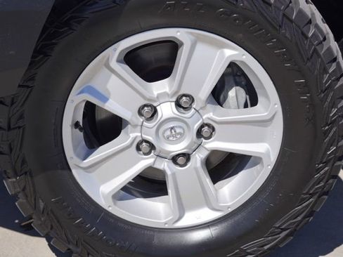 Used 2020 Toyota Tundra SR5 w/ SR5 Upgrade Package AWD/4WD image 15