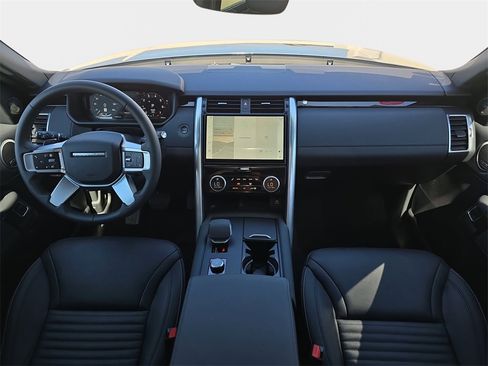 Used 2025 Land Rover Discovery S image 9