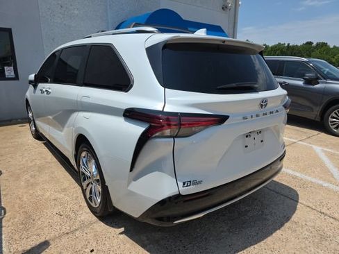Used 2023 Toyota Sienna Platinum FWD image 3