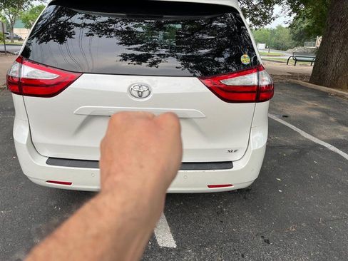 Used 2019 Toyota Sienna XLE w/ XLE Navigation Package FWD image 6