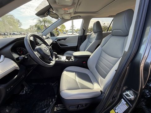 Used 2021 Toyota RAV4 XLE Premium image 25