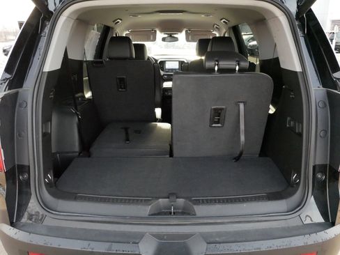 Used 2023 GMC Acadia SLT w/ Preferred Package image 18