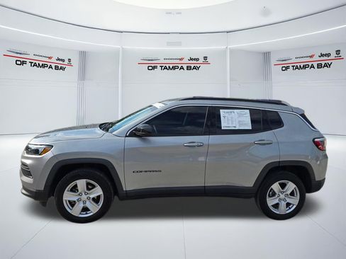 Used 2022 Jeep Compass Latitude w/ Convenience Group AWD/4WD image 3