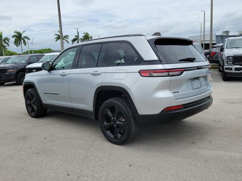 Used 2023 Jeep Grand Cherokee Altitude AWD/4WD image 7
