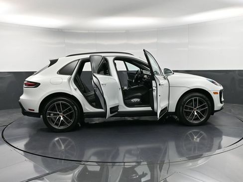 Certified 2025 Porsche Macan image 36