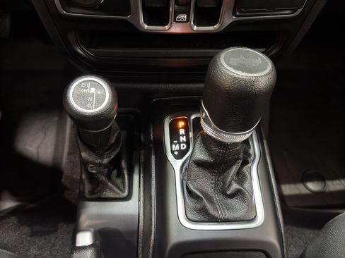 Used 2021 Jeep Wrangler Unlimited Sport AWD/4WD image 31