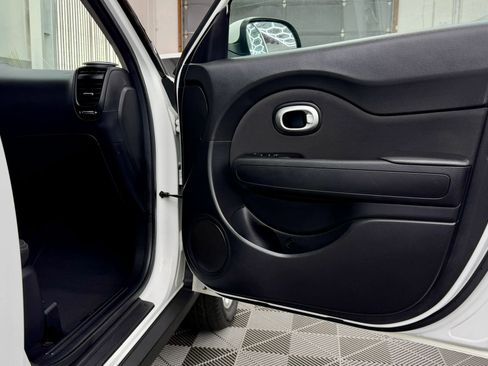 Used 2018 Kia Soul + image 7
