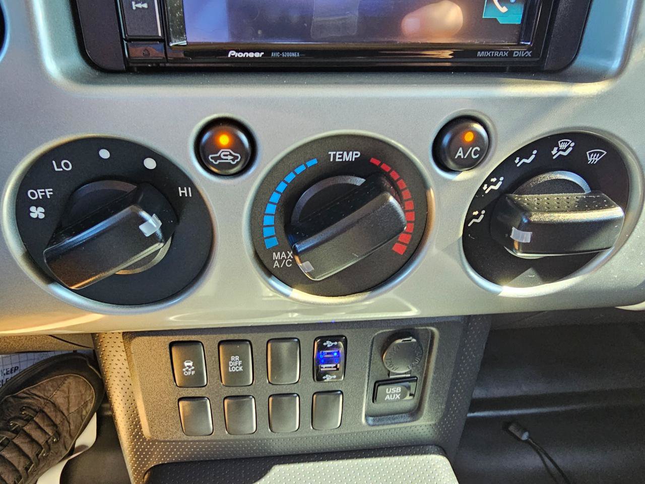 Used 2011 Toyota FJ Cruiser 4WD w/ Convenience Pkg image 38