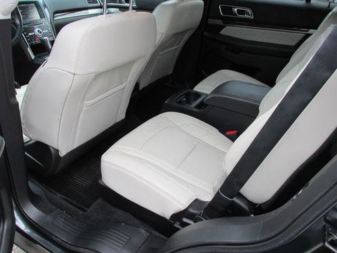 Used 2016 Ford Explorer Platinum image 10