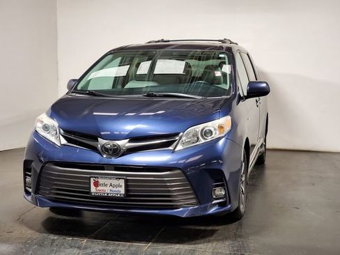 Used 2019 Toyota Sienna XLE image 4