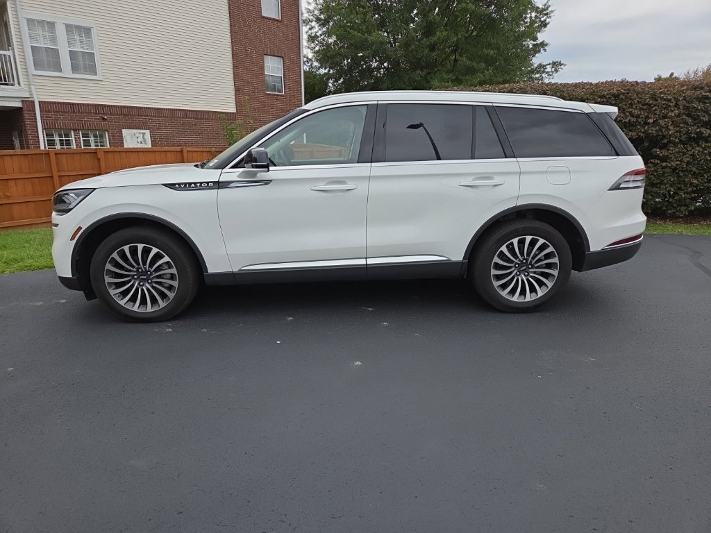 Used 2024 Lincoln Aviator AWD w/ Premium Package image 2