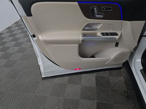 Used 2023 Mercedes-Benz GLB 250 w/ Premium Package image 4