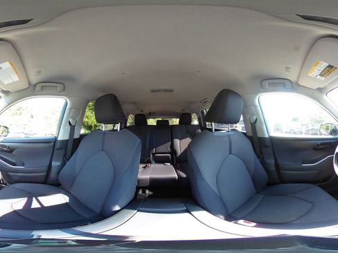 Used 2025 Toyota Highlander LE FWD image 43