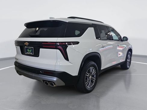 Used 2025 Chevrolet Traverse LT FWD image 3