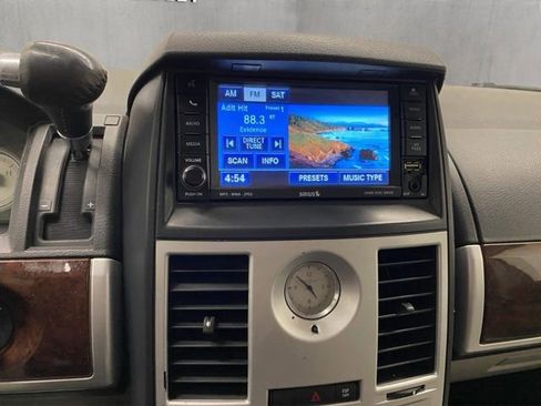 Used 2010 Chrysler Town & Country Touring Plus image 9