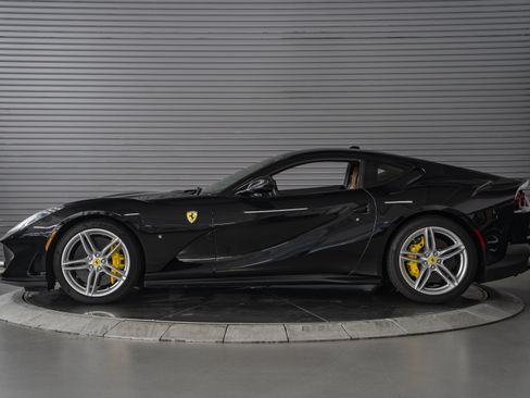 Used 2019 Ferrari 812 Superfast RWD image 2