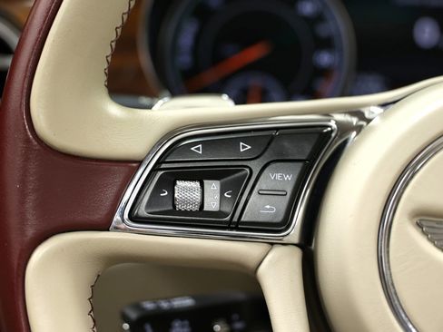 Used 2020 Bentley Bentayga Plug-In Hybrid image 28