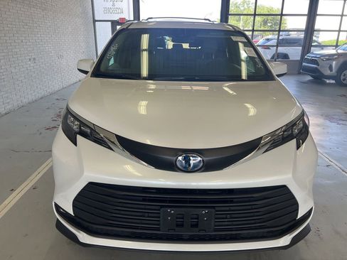 Used 2025 Toyota Sienna XLE w/ XLE Plus Package FWD image 2