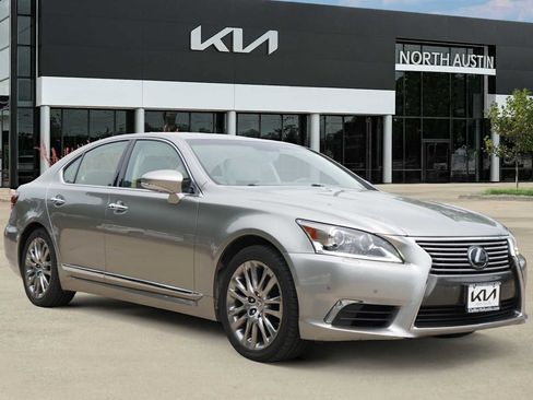 Used 2017 Lexus LS 460 w/ Comfort Package RWD image 6