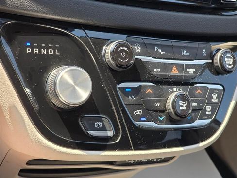 Used 2023 Chrysler Pacifica Touring-L FWD image 19