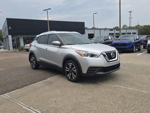 Used 2018 Nissan Kicks SV w/ Exterior Electronics Package FWD image 2