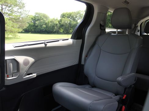 Used 2024 Toyota Sienna XLE FWD image 13