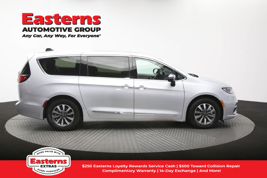 Used 2023 Chrysler Pacifica Limited FWD image 47