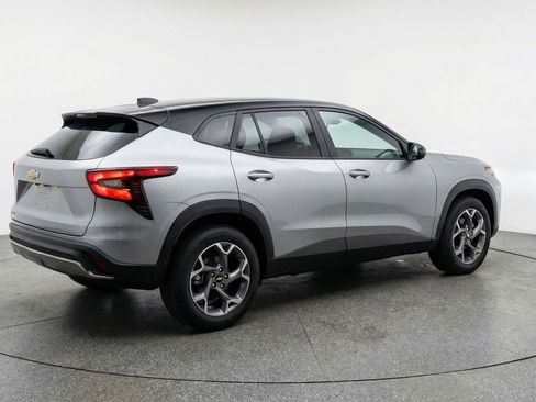 Used 2025 Chevrolet Trax LT w/ LT Convenience Package image 9