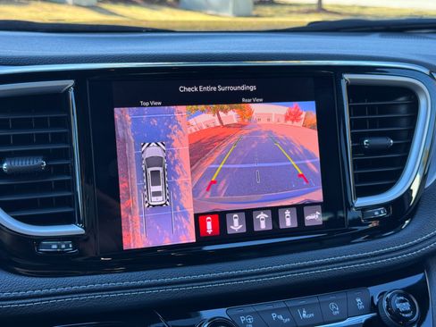 Used 2023 Chrysler Pacifica Touring-L w/ S Appearance Package image 34