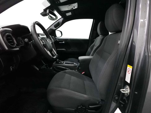 Used 2019 Toyota Tacoma TRD Sport w/ Technology Package image 12