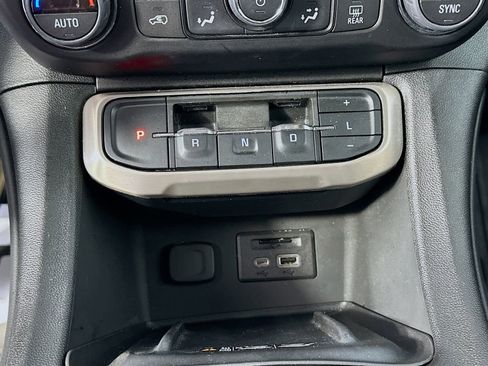 Used 2022 GMC Acadia Denali w/ Denali Technology Package FWD image 17